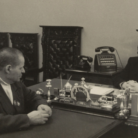 Р.В. Белан в рабочем кабинете. Фото М. Трахмана. 1946. Из архива НКМ