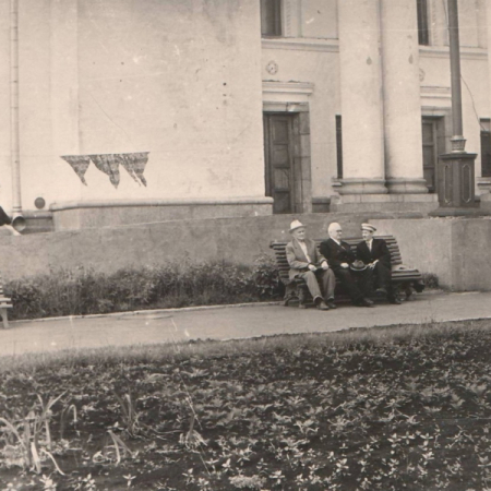 25 июня 1959. Братья Булгаковы и К.А. Воронин перед зданием ДК «Алюминщик». Фото из архива НКМ