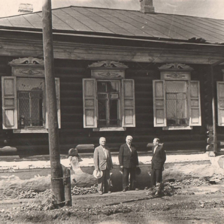 Июнь 1959. Братья Булгаковы и К.А. Воронин возле бывшего дома семьи Булгаковых. Фото из архива НКМ