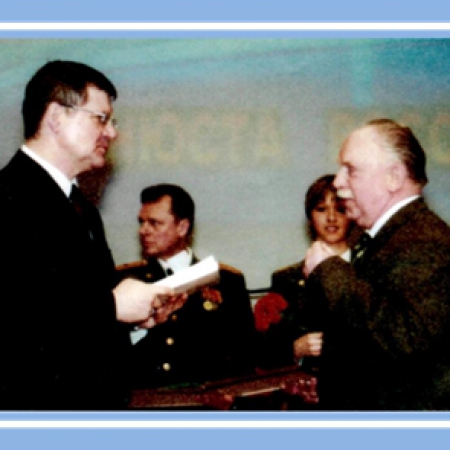 Вручение диплома лауреата В. Нейнывахину министром юстиции Ю. Н. Чайкой, 2004