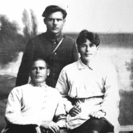 Н. Метелкин (крайний справа) с братьями, 1928 год