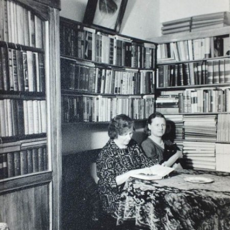 Е. М. Полянская с подругой, 1964
