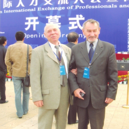 Международная научно-техническая выставка в Китае. Л. Т. Дворников и В. К. Афанасьев