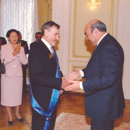 Л. Т. Дворников и президент Киргизии Аскар Акаев во время награждения орденом Данаке