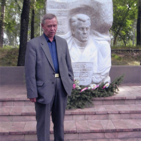 Валентин Распутин у памятника А. Соболеву