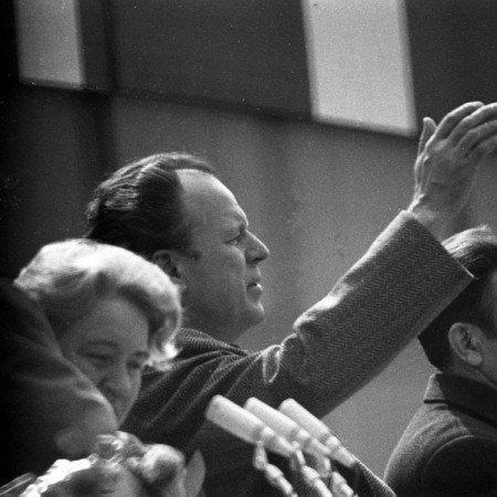 Первый секретарь горкома КПСС Николай Ермаков на первомайской демонстрации. 1976 г. Фото - В. Соколаев