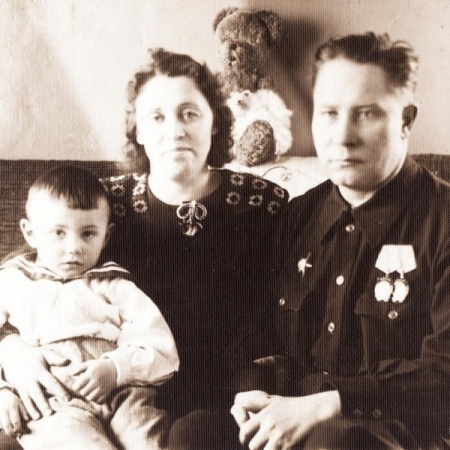 Л. В. Сытин с родителями