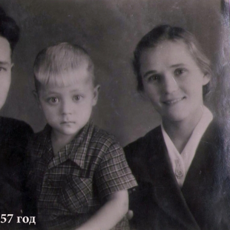 Станислав Кудряшов с родителями. 1957