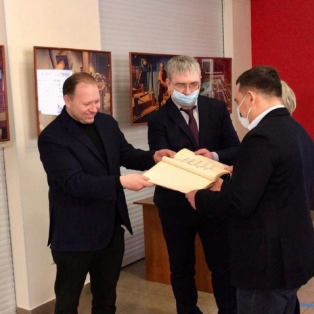 12 марта 2021 года Олег Матвейчев подарил краеведческому музею редкое издание гравюр