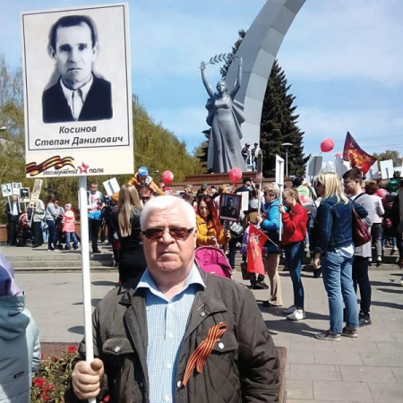 Анатолий Степанович с отцом-ветераном. Бессмертный полк 9 Мая
