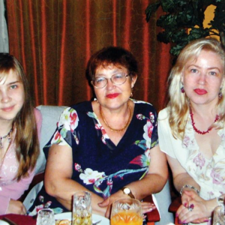 Внучка Юлия, жена Анна Васильевна и дочь Илона на 60-летии А. С. Косинова