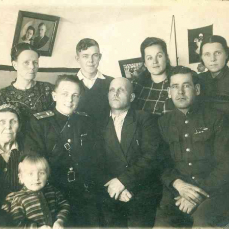 Слева мама М. В. Маслова, на ее коленях дети Маслова Владислав и Людмила.Стоит первая справа жена Маслова. 1950-1952 гг.