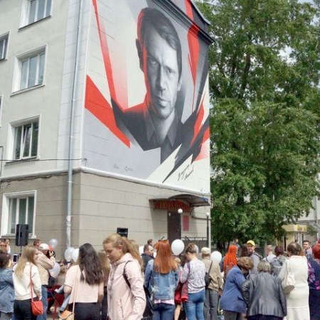 3 июня 2019 года. Владимир Машков на открытии своего граффити-портрета
