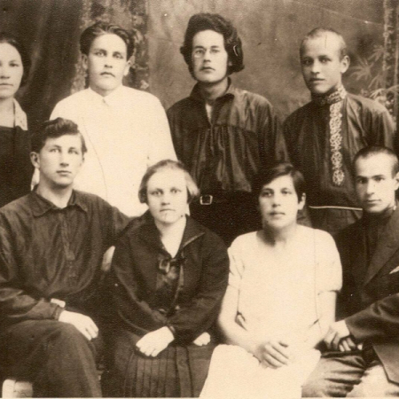 Выпускники школы-девятилетки с педуклоном. Смельский 2 справа во 2 ряду. 1927 год