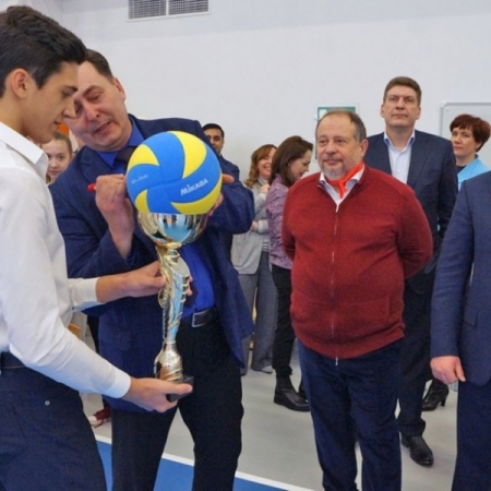 14 декабря 2018 года Владимир Лисин открыл в Новокузнецке новый спортзал в школе № 41